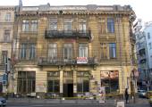 Fațada clădirii după desprinderea consolei  » Click pentru a mari ->