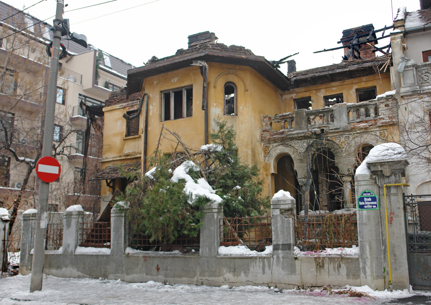 casa &icirc;n care a locuit M Sadoveanu, după incendiu